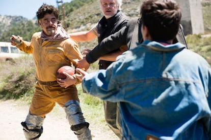 Benicio del Toro y Tim Robbins, en 'Un día perfecto'.