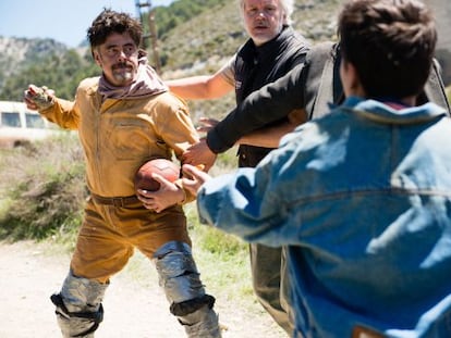 Benicio del Toro y Tim Robbins, en 'Un día perfecto'.