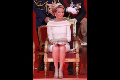 La reina Matilde de B&eacute;lgica asiste al desfile militar en el exterior del Palacio Real de Bruselas. 