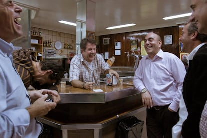 Un grupo de clientes ríen con Jose a la salida del trabajo. Jose y Manoli llevaban hasta 2012 el bar del Mercado. Fue un punto de encuentro entre los vecinos y trabajadores de la zona y daba de comer a todos los trabajadores del mercado cada día. Más tarde el bar volvió a abrir, pero tampoco sobrevive en la actualidad.