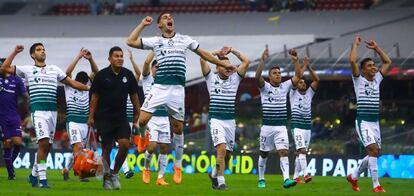 Los jugadores de Santos celebran su pase a la final.