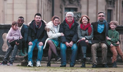 La pastora Müller-Schnurr (con bufanda), su marido (derecha) y sus hijos posan con tres solicitantes de asilo que acogieron en la parroquia de Wüzburg (Baviera) y el padre de uno de ellos, en una fotografía cedida por la familia.