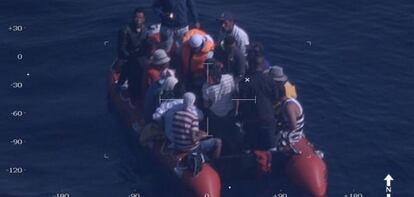 Imagen de la localizaci&oacute;n de una patera llena de inmigrantes durante la Operaci&oacute;n Indalo.