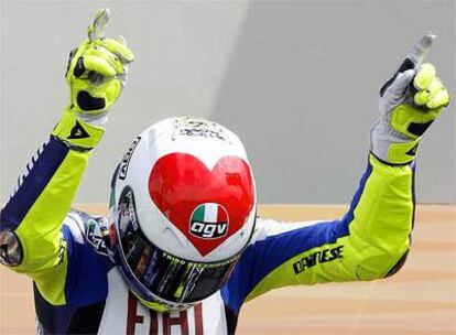 Rossi muestra el diseño de su nuevo casco tras cruzar la línea de meta en primera posición.