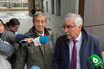 El exvicepresidente del Gobierno y expresidente del Principado, Francisco Álvarez-Cascos  y su abogado, Luis Tuero, a la salida del juicio la semana pasada.