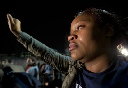 Varios manifestantes en Washington han guardado un minuto de silencio frente a la Casa Blanca al conocerse la decisión del gran jurado por el 'caso Brown'.