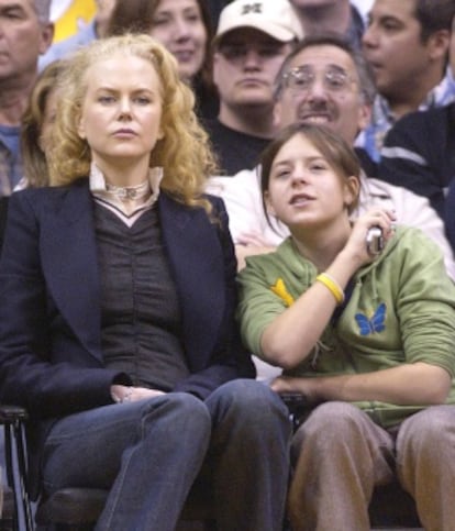 Nicole Kidmna e Isabella Cruise, en un partido de Los Lakers en 2004.