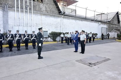 Gabriel Boric en un patio al interior del REPAS, en marzo de 2023.