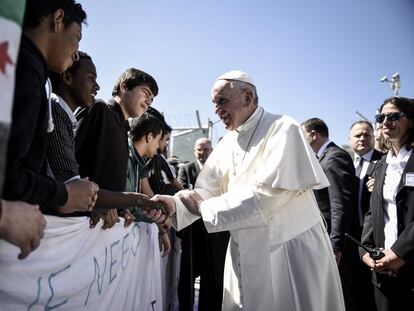 El papa Francisco saluda a migrantes y refugiados durante su visita a Lesbos