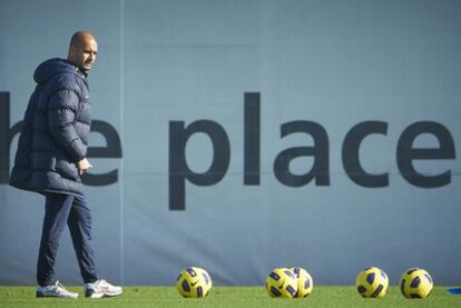 Pep Guardiola, en un entrenamiento del Barcelona.