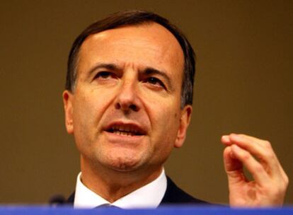 El comisario europeo de Interior y Justicia, Franco Frattini, presenta sus propuestas de control de fronteras.