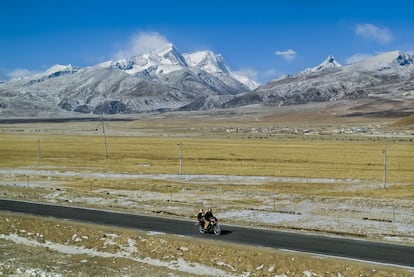 El gobierno chino aduce que su régimen ha modernizado Tíbet con la construcción de numerosas infraestructuras. No obstante, el gobierno en el exilio exige que se cumpla la ley medioambiental en vigor en el proceso de desarrollo.
