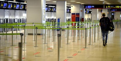 Un pasajero en el aeropuerto de Madrid-Barajas, casi vacío, en julio de 2020.