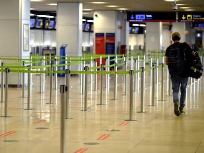 Un pasajero en el aeropuerto de Madrid-Barajas, casi vacío, en julio de 2020.