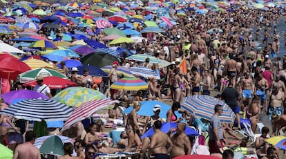 Los ba&ntilde;istas abarrotan una playa valenciana. 