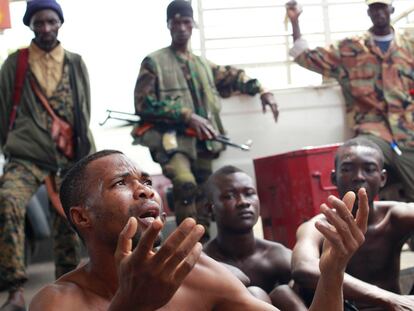 Un hombre, detenido por los hombres de Ouattara, clama su inocencia en una centro de detención improvisado en Abiyán.