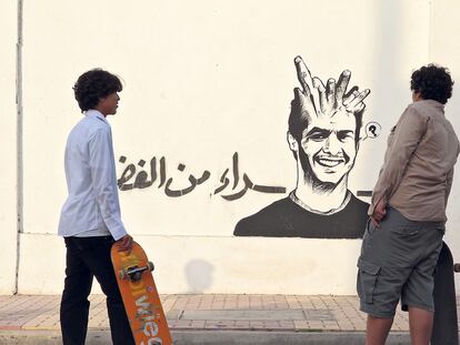<b>El muro que da al mar en Alejandría tradicionalmente alberga pintadas que evocan el Corán. En los últimos tiempos ha sido tomado por <i>skaters</i> y grafiteros como Aya. En la imagen, su irreverente retrato de Khaled Abu Naga, el protagonista de <i>Microphone.</i></b>