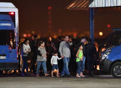 Migrantes en el puerto de Midia, cerca de Navadori, en Rumania