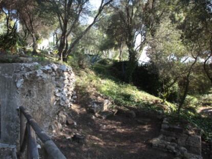 Entrada del b&uacute;nker de la Guerra Civil en las ruinas de Carteia (San Roque, C&aacute;diz). 