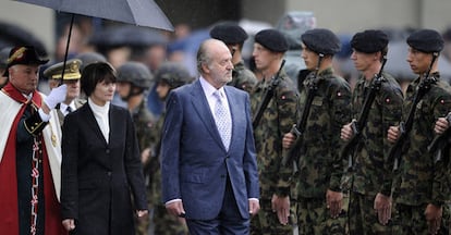 El rey Juan Carlos y la presidenta suiza, Micheline Calmy-Rey, pasa revista a la guardia de honor en Berna.