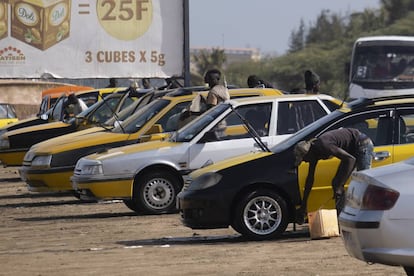 Una gran explanada al lado del dique de protección de Pikine sirve de lavadero de taxis y otros vehículos.