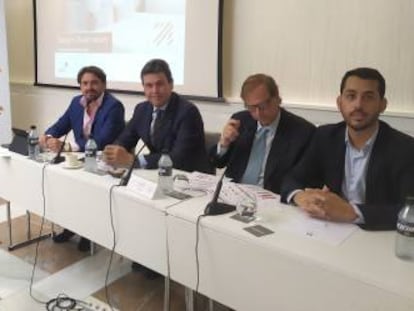 El presidente de Cehat,Jorge Marichal; el socio responsable de Turismo de PWC, Cayetano Soler, y el secretario general de Cehat, Ramón Estalella durante la presentación del informe.