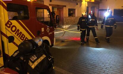 Bomberos de la Diputación de Castellón realizando labores de extinción en el hotel.