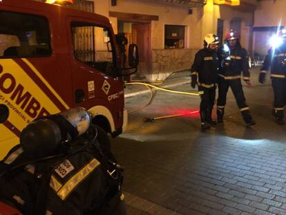 Bomberos de la Diputación de Castellón realizando labores de extinción en el hotel.