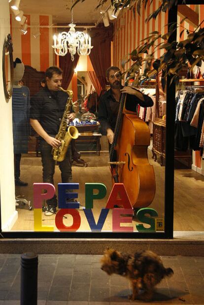 Uno de los establecimientos de la zona comercial de Triball que ayer abrió sus puertas hasta la medianoche.