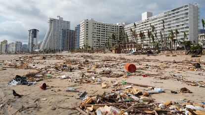 La playa de Acapulco tras el paso de huracán Otis