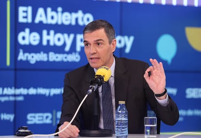 El presidente del Gobierno, Pedro Sánchez, durante su entrevista en Hoy por Hoy, de la Cadena SER, este martes.