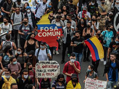 Manifestantes protestan contra la violencia policial este lunes en Medellín.