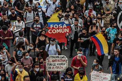 Manifestantes protestan contra la violencia policial este lunes en Medellín.