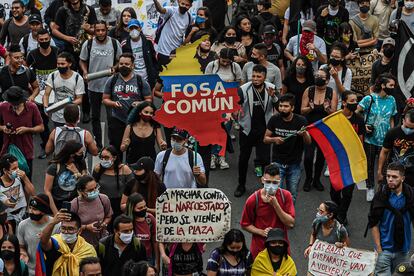 Manifestantes protestan contra la violencia policial este lunes en Medellín.