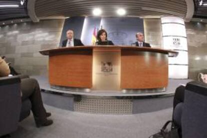 La vicepresidenta del Gobierno, Soraya Sáenz de Santamaría (c); el ministro de Educación, José Ignacio Wert (i), y el ministro de Economía, Luis de Guindos (d), durante la rueda de prensa ofrecida tras la reunión del Consejo de Ministros, este mediodía en el Palacio de la Moncloa.