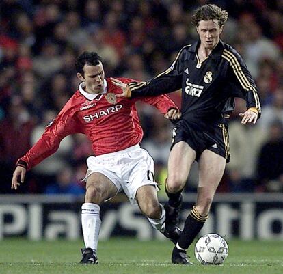 Ryan Giggs (izq.) pretende arrebatarle el balón a Steve McManaman, del Real Madrid, en los cuartos de final de la Liga de Campeones 1999/2000 que los 'reds' perdieron por 2 a 3 ante quienes acabarían alzando la copa.