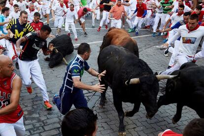  Los toros de la ganadería de Fuente Ymbro son los protagonistas del cuarto encierro de San Fermín por las calles de Pamplona. 