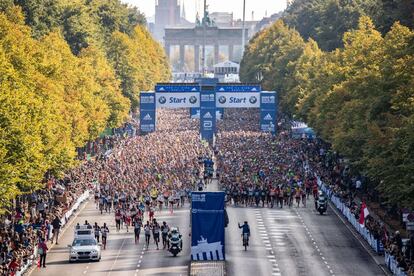 Pistoletazo de salida del maratón de Berlín.