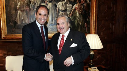 Francisco Camps junto al alcalde de Alicante, Luis Díaz