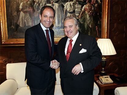 Francisco Camps junto al alcalde de Alicante, Luis Díaz