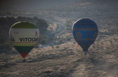 Dos de los cinco globos durante las maniobras de aterrizaje.