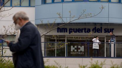 Entrada del Hospital Universitario HM Puerta del Sur de Móstoles, el 23 de abril.