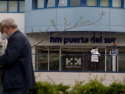 Entrada del Hospital Universitario HM Puerta del Sur de Móstoles, el 23 de abril.