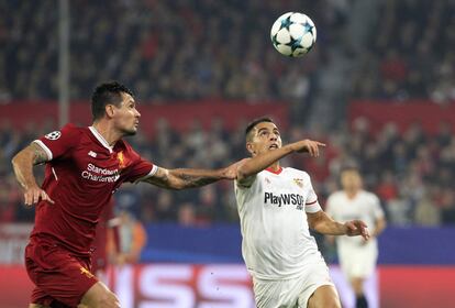 Dejan Lovren (i) del Liverpool pelea por el balón con el jugador del Sevilla Wissam ben Yedder.  