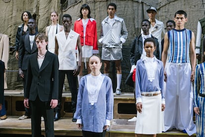 La diseñadora británica Grace Wales Bonner junto a algunos de los modelos de su desfile, en el 'backstage' de Pitti Uomo.