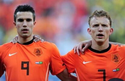 Kuyt y Van Persie escuchan el himno Holandés antes del partido de cuartos que les enfrentó a Brasil.