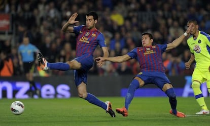 Sergio Busquets intenta un remate.