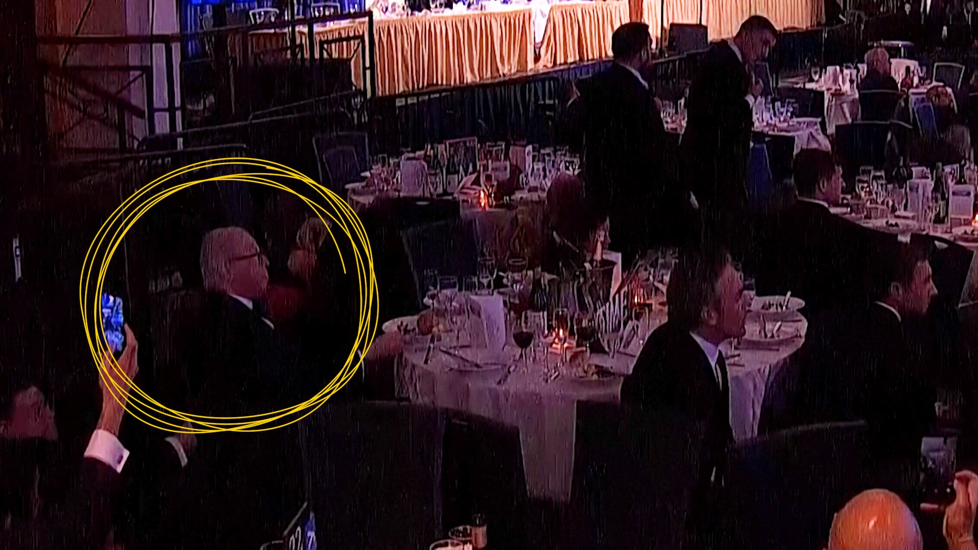 Un invitado sigue comiendo durante los disparos en la Cena de Corresponsales de la Casa Blanca