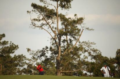 El australiano Adam Scott golpea la bola en el hoyo 15.