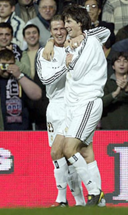 Beckham y Solari celebran el primer gol madridista.